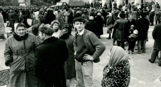 At the central square of Sumgait during the days of pogroms, February 1988. Photo from the archive of the Armenian Genocide Museum-Institute: http://karabakhrecords.info