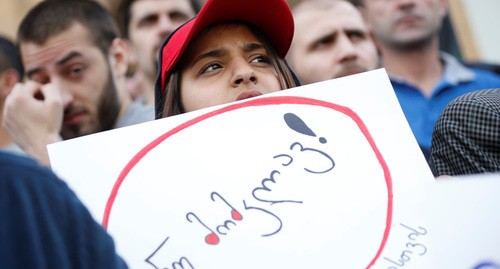 A participant of the action in support of the murdered schoolboys holds a poster with an inscription "Don't kill!" Tbilisi, June 1, 2018. Photo: REUTERS/David Mdzinarishvili