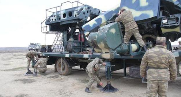 Azerbaijani servicemen preparing missile launcher for shooting. Photo: press service of the Ministry of Defence of Azerbaijan, https://mod.gov.az/ru/foto-arhiv-045/?gid=25891