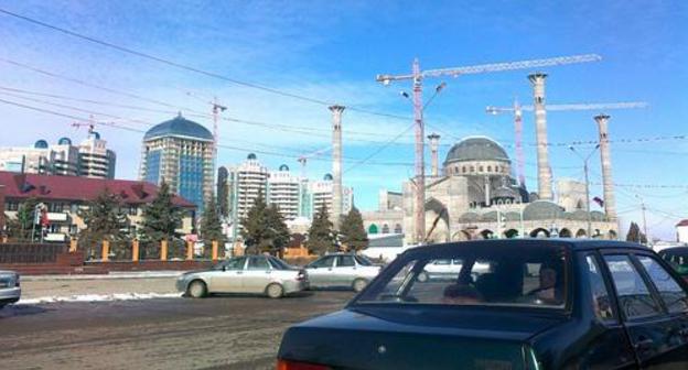 Mosque under construction in Shali, February 2017. Photo: Djalvadi Malaev, https://www.facebook.com/photo.php?fbid=1896186753947512&set=a.1389980897901436.1073741828.100006686164700&type=3&theater, CC BY-SA 3.0, https://commons.wikimedia.org/w/index.php?curid=55766501