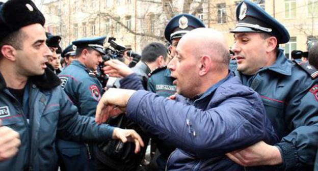 Police detain participants of spontaneous protest rally in Yerevan. Photo by Tigran Petrosyan for the Caucasian Knot