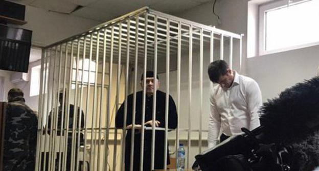 Oyub Titiev in a cell in the court room. Photo by the "Caucasian Knot" correspondent