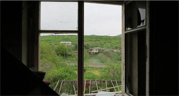 Broken windows in a house in the village of Nerkin Oratag, NKR. Photo by Alvard Grigoryan for the "Caucasian Knot"