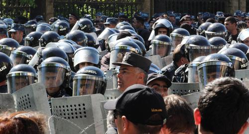 The police in Baghramyan Avenue cordoned off the way to the parliament. Yerevan, April 2018. Photo by Tigran Petrosyan for the "Caucasian Knot"