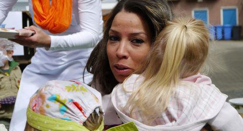 Social worker. Photo: CC BY 2.0 / Peter Moons / Hugging nanny https://sputnik-georgia.ru/society/20190321/244734189/Sotsrabotniki-Gruzii-anonsirovali-zabastovku.html