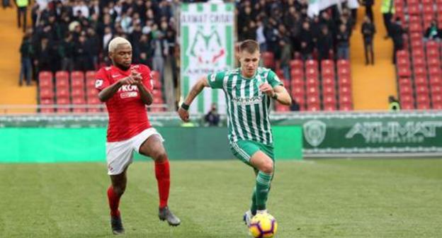 Players of the local "Akhmat" and "Spartak" Football Clubs. Photo by the press service of the "Akhmat" FC, http://fc-akhmat.ru/news/