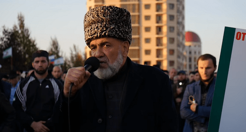 Akhmed Barakhoev at the rally in Magas. Photo: screenshot of the video by "FortangaORG" https://www.youtube.com/watch?v=bkmHRYIwW80