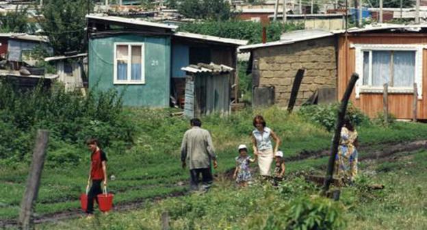 Residents of barracks in Maisky, 1990s. Photo by Tatiana Gantimurova for the Caucasian Knot