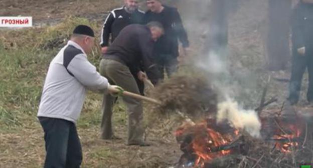 Mass subbotniks (voluntary cleaning work) in Chechnya. Photo: screenshot of the Grozny TV channel's report https://www.youtube.com/watch?v=Fcopkku8Jag