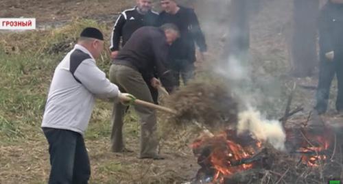 Mass subbotniks (voluntary cleaning work) in Chechnya. Photo: screenshot of the Grozny TV channel's report https://www.youtube.com/watch?v=Fcopkku8Jag