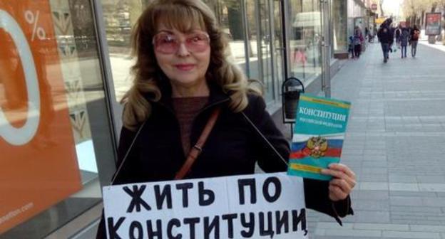 Activist Lyubov Tretiakova urges Russians to live according to the Constitution, Volgograd, April 21, 2019. Photo by Vyacheslav Yaschenko for the Caucasian Knot