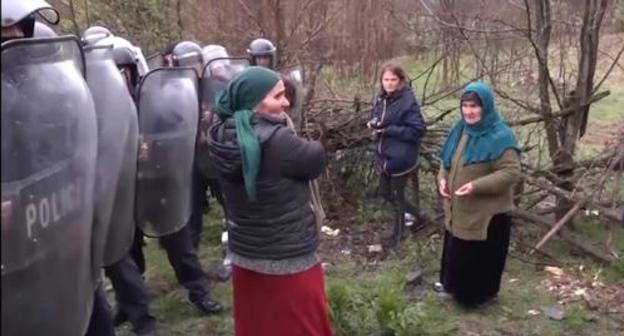 Residents of Pankisi in front of police cordon. Screenshot from video by Public broadcaster of Georgia, https://www.youtube.com/watch?time_continue=58&v=TpVeQeOK82g