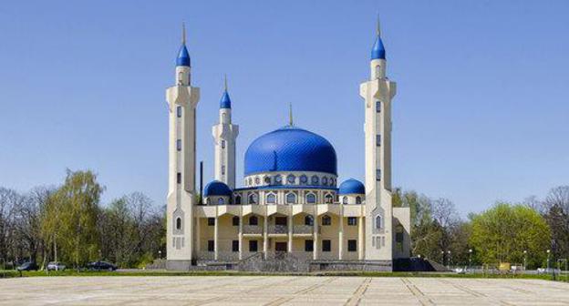 Cathedral Mosque in Maikop. Photo: Sergei Demeshkin, http://www.flickr.com/photos/160124708@N03/41485027484