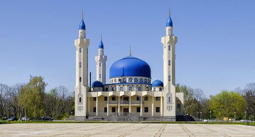 Cathedral Mosque in Maikop. Photo: Sergei Demeshkin, http://www.flickr.com/photos/160124708@N03/41485027484