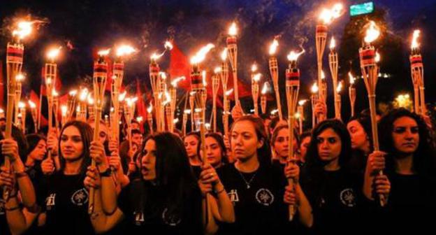 Participants of torchlight march in Yerevan. Photo: Facebook page of organizers of the torchlight march: https://www.facebook.com/events/325013381406396/permalink/325013398073061/