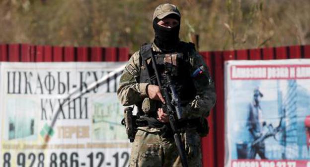 Law enforcer during protest action in Ingushetia against new agreement on border with Chechnya, Photo: REUTERS / Maxim Shemetov