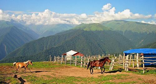 The Village of Kamilovka. Photo: Aliakbar2015 https://commons.wikimedia.org/wiki/Category:Zaqatala_Rayon#/media/File:Şamilovka,_Zaqatala.jpg