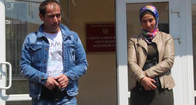 Rasambek Bekmurzaev with a relative in front of the court building. Photo by Konstantin Volgin for the Caucasian Knot