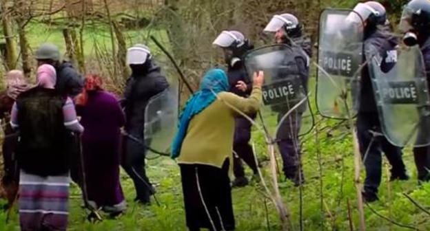 Pankisi residents and policemen during clashes. Screenshot from video by the Caucasian Knot: https://www.youtube.com/watch?v=0WOd5bOftv4