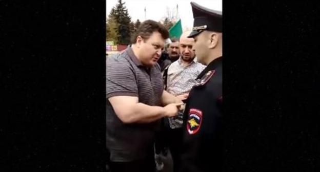 Screenshot of dispute between activist and law enforcers in Nalchik on the Circassian Flag Day, April 25, 2019, https://www.youtube.com/watch?v=S1XrPZXijI4&t=199s