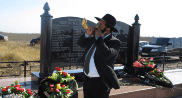 Screenshot of the video of the opening of a monument to Holocaust victims in the village of Stepnoy in Stavropol Territory https://www.youtube.com/watch?v=Y25Dgt3qh9A