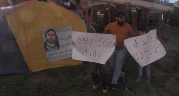 Tornike Mamaladze, the brother of Giorgi Mamaladze, with his nephews at a protest action on May 3, 2019. Photo by Beslan Kmuzov for the "Caucasian Knot"