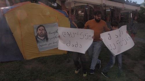 Tornike Mamaladze, the brother of Giorgi Mamaladze, with his nephews at a protest action on May 3, 2019. Photo by Beslan Kmuzov for the "Caucasian Knot"