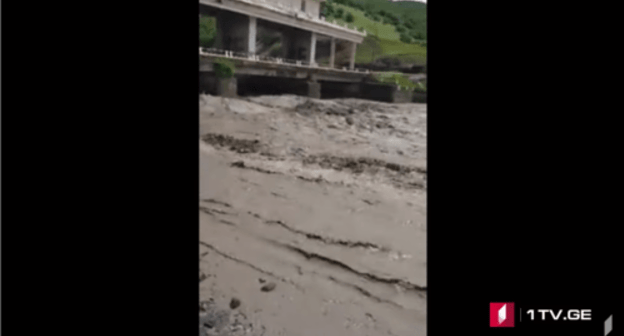 Flood rise at the Alazani River in the Akhmeta District of Georgia, May 10, 2019. Screenshot from https://youtu.be/kmfhxb-c1n8