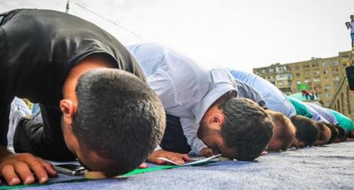 Believers during a prayer. Photo by Aziz Karimov for the "Caucasian Knot"