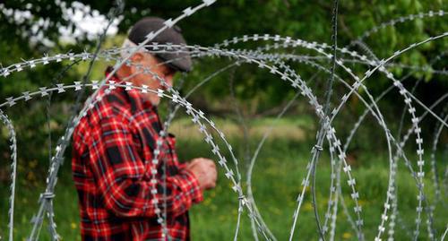 Border between Georgia and South Ossetia. Photo: Jelger Groeneveld - https://commons.wikimedia.org/wiki/Category:South_Ossetia?uselang=ru#/media/File:Georgian_farmer_at_Khurvaleti_victim_of_borderization_by_Russian_and_South_Ossetian_troops.jpg