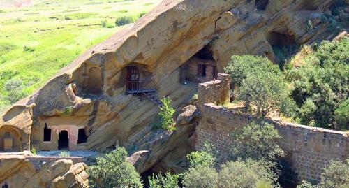 David Gareja Monastery Complex. Photo: Wojciech Bijok https://ru.wikipedia.org/wiki/Давид-Гареджа#/media/File:David_Gareja_monastery_complex6.jpg