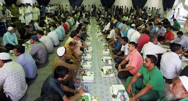 A mass iftar. Photo: REUTERS/Faisal Al Nasser