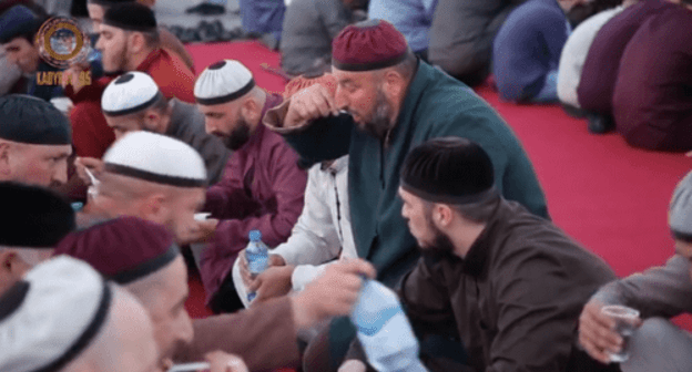 A mass iftar in Grozny on May 31, 2019. Screenshot of the video https://vk.com/ramzan?w=wall279938622_403459