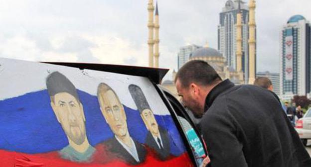 A car with portraits of Russian and Chechen leaders. Photo by Magomed Magomedov for the Caucasian Knot