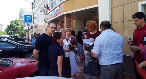 Relatives of detainees in the case on the Jehovah's Witness in the courtyard of the Soviet Court in Makhachkala, June 3, 2019. Photo by Rasul Magomedov for the Caucasian Knot