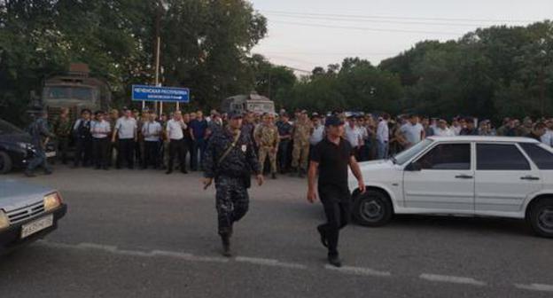 People's gathering in Kizlyar against installment of Chechen road signposts, June 11, 2019. Photo by Ilyas Kapiev for the Caucasian Knot