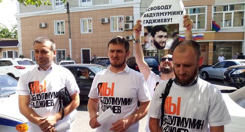 Solo picket in support of journalist Abdulmumin Gadjiev at the court building in Makhachkala. Photo by Murad Muradov for the Caucasian Knot