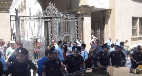 Police cordoning off protesters in front of the Parliament building in Tbilisi, June 20, 2019. Photo by Beslan Kmuzov for the Caucasian Knot