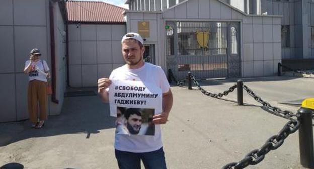 Journalist Arsen Magomedov holds solo picket, June 22, 2019, Makhachkala. Photo by Ilyas Kapiev for the Caucasian Knot