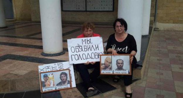 Mothers of the detained Islam Barzukaev and Gasan Kurbanov hold protest action in Derbent demanding to release their sons. Photo: Rabadan Zeinab for the Caucasian Knot