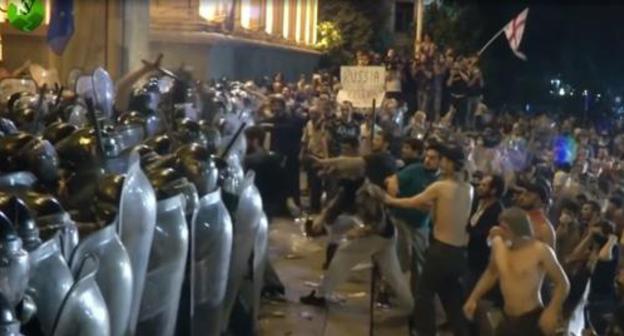 Protesters and policemen during rally in Tbilisi on June 21, 2019. Screenshot from the Caucasian Knot video, https://www.kavkaz-uzel.eu/videos/5433