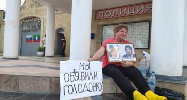 Elena Barzukaeva near the police building, Derbent, June 24, 2019. Photo by Murad Muradov for the Caucasian Knot