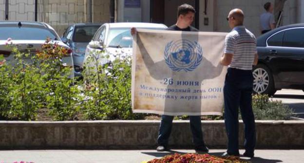 Head of the Committee against Torture's branch Sergei Romanov holds solo picket in the centre of Anapa. Photo by Anna Gritsevich for the Caucasian Knot