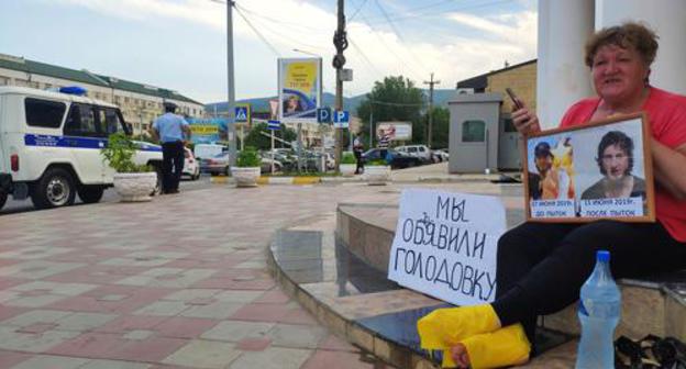 Elena Barzukaeva during a solo picket. Derbent, June 2019. Photo by Murad Muradov for the "Caucasian Knot"