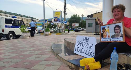 Elena Barzukaeva during a solo picket. Derbent, June 2019. Photo by Murad Muradov for the "Caucasian Knot"