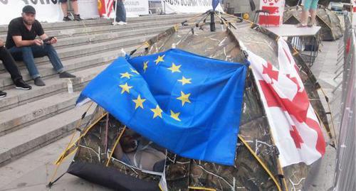 A hunger-strikers' tent with the flags of the EU and USA near the parliament building. Tbilisi, June 27, 2019. Photo by Beslan Kmuzov for the "Caucasian Knot"