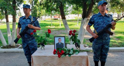 The memorial service in memory of Police Sergeant Alexander Dvornikov. Photo by the press service of the Ministry of Internal Affairs https://42.мвд.рф/news/item/17460315/