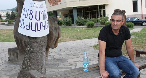 Karen Grigoryan, a resident of Stepanakert, has gone on a hunger strike. July 8, 2019. Photo by Alvard Grigoryan for the "Caucasian Knot"