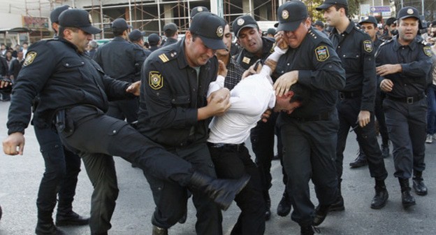 The police detains an activist. Azerbaijan. Photo: REUTERS/David Mdzinarishvili