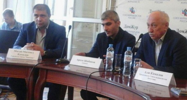 A press conference in support of Abdulmumin Gadjiev. Magdi Kamalov, Arsen Shabanov, Ali Kamalov (from left to right). Photo by Rustam Djalilov for the "Caucasian Knot"